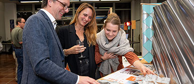 Zwei Forschende arbeiten mit Recycling-Material