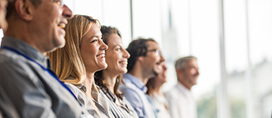 Entspannte Zuhörer im Plenum