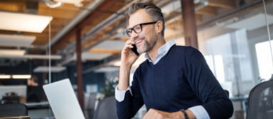 Architekt am Telefon und Labtop