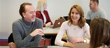 Drei Weiterbildungsteilnehmende im Austausch