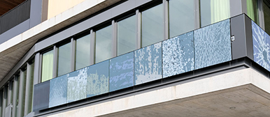 Farbige PV-Brüstung am NEST-Gebäude