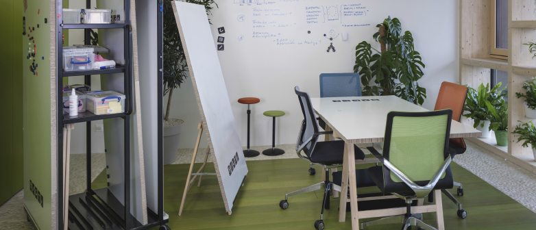 Die Forschungs- und Innovationsunit Meet2Create im NEST wird von Wirtschaftspartnern genutzt, um zukunftsfähige Lösungen im Bereich Arbeitswelten zu entwickeln. So entwickelt Lista Office Group AG mobile Arbeitsstationen, die im Raum In-Out unter realen Bedingungen erprobt und weiter entwickelt werden. 