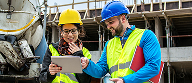 Ingenieurin und Ingenieur auf der Baustelle