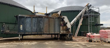 Biogasanlage aussen mit zwei Silos