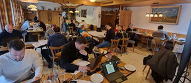 Gruppe arbeitet in einem Raum an Projektarbeit