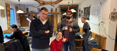 Projektgruppe posiert lachend für Kamera