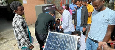 Lokale Studenten machen Messungen am PV-Modul