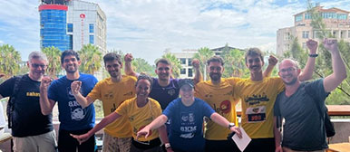 Gruppenfoto der lachenden Läufergruppe in Trikots