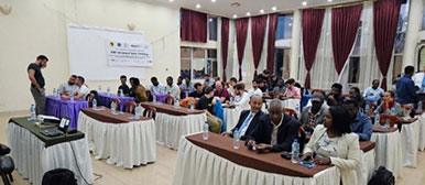 Abschlusszeremonie in einem festlich geschmückten, weissen Saal