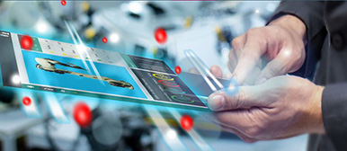 Foto zeigt einen Mann, der ein Tablet hält.