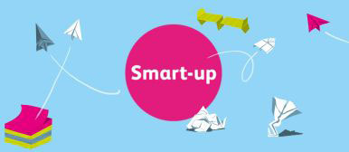 Smart-up Visual, welches verschiedene Papierflieger zeigt. Einige liegen zerknüllt am Boden, andere fliegen durch die Luft.