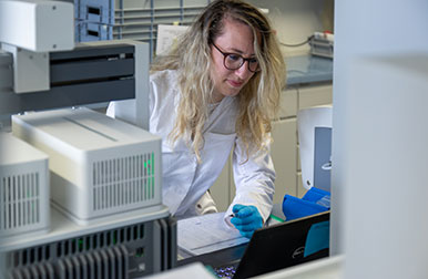 Rebecca Ravotti testet Thermische Eigenschaften und Reaktionsverhalten im Analytiklabor der HSLU.