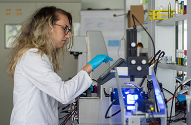 Rebecca Ravotti prüft Struktur, Oberfläche und Mikroskopie im Analytiklabor der HSLU.
