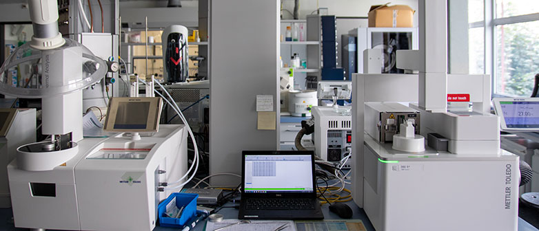 Geräte für die Analyse von Thermischen Eigenschaften und Reaktionsverhalten im Analytiklabor der HSLU.