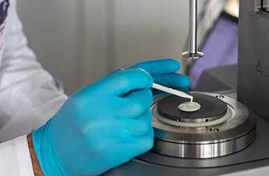 Silvan von Arx analysiert Rheologie und physikalische Stoffkennwerte im Analytiklabor der HSLU.