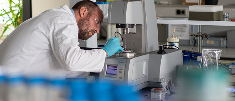 Silvan von Arx analysiert Rheologie und physikalische Stoffkennwerte im Analytiklabor der HSLU.