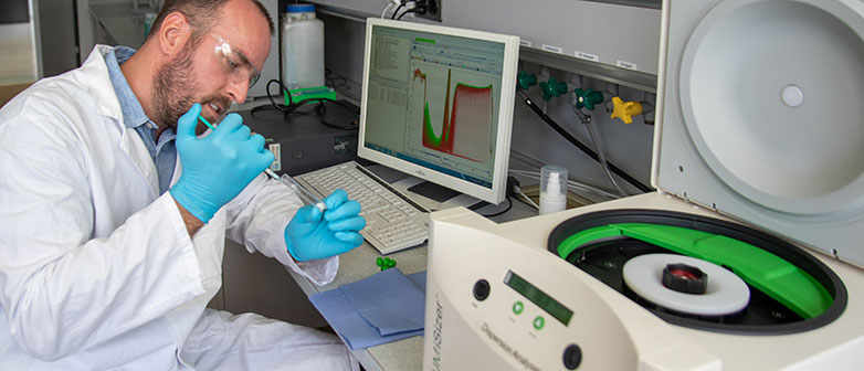 Silvan von Arx betrachtet Partikel, Dispersionen und Emulsionen im Analytiklabor der HSLU.