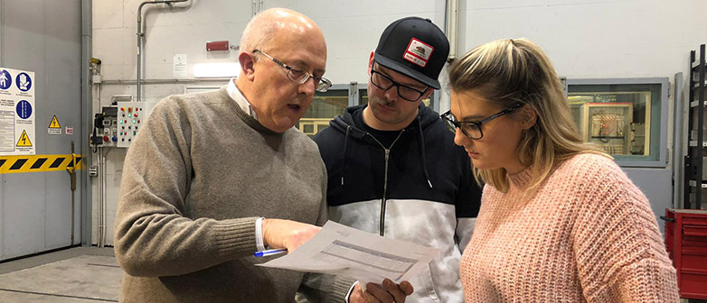 Experte Caccia erklärt Studierenden die Messergebnisse