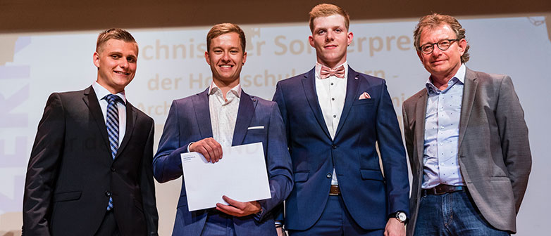 Fabian Bienz, Adrian Lackner und Benjamin Zuber erhielten den Preis für ihre Arbeit zum Einfluss der Kernseigerung auf die mechanischen Eigenschaften von Stahl.