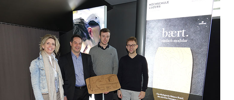 Von links nach rechts zu sehen sind Dr. Franziska Mattle, Oberassistentin Medizintechnik, Dr. Piero Angelo Marangi, Studiengangleiter Medizintechnik und zwei Studierende des Start-up «bӕrt»