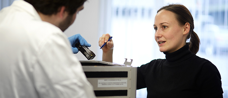 Eine Forscherin und ein Forscher sprechen über ein Testobjekt