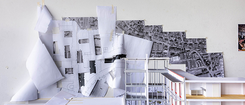 Gebäudepläne auf Papier die an einer Wand hängen