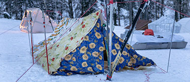 Kontextmodul Bau 2018: Biwaks im Schnee kurz vor Anbruch der Nacht.