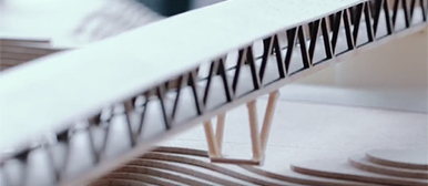 Nahaufnahme des Holzmodells der konzipierten Brücke