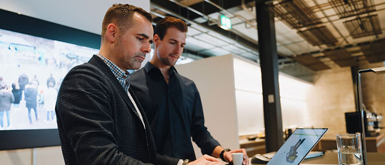 Zwei Männer schauen auf eine Notebook-Bildschirm