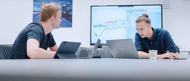 Zwei Männer arbeiten an zwei Notebooks