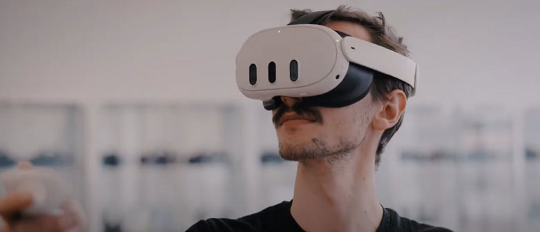 Mann mit VR-Brille