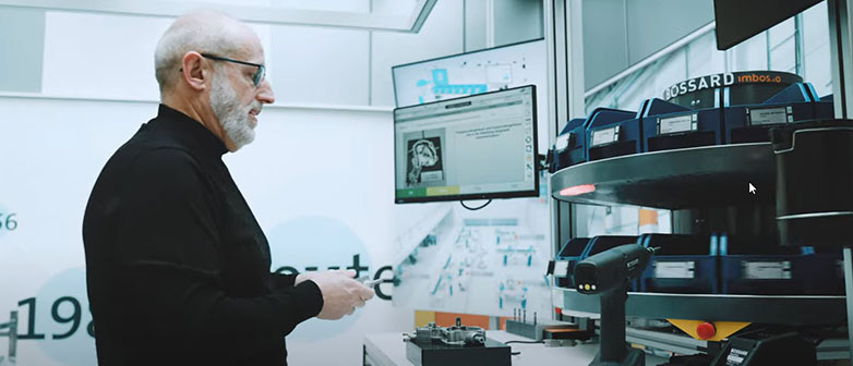 Mann arbeitet stehend an Bildschirm