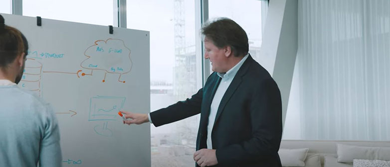Zwei Personen arbeiten an Whiteboard