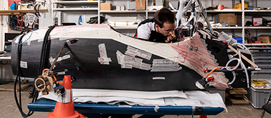 Ein Student arbeitet an seinem technischen Projekt