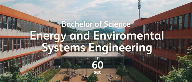 Campusansicht mit Innenhof und Schriftzug: Bachelor of Science Energy and Environmental Systems Engineering in 60 Sekunden.