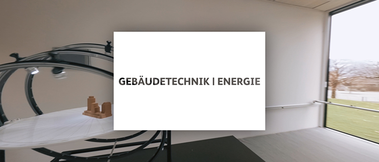 Raum mit Aussicht und dem Titel in einem weissen Kasten 