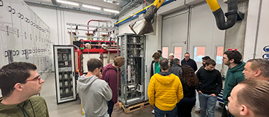 Studierende in einer Halle des ABB Space in Bergamo