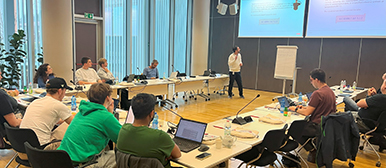 Studierende hören einer Präsentation zu