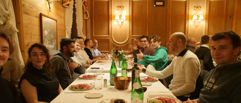 Studierende beim Abendessen in einem Restaurant
