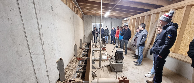 Markus Heese bringt uns bei der Anlagenbesichtigung neben Biomasse-Kesselfeuerungen auch Fördersysteme näher.