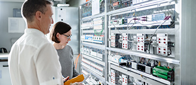 Eine Solaranlage, in der sich das Sonnenlicht reflektiert