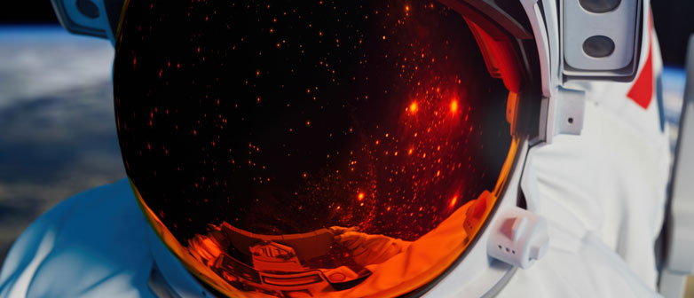 Nahaufnahme eines Astronautenhelms mit reflektierendem Visier in rötlichen Tönen