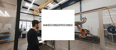 Student vor Maschine