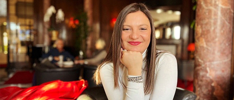 Frau Kinn auf Hand gestuetzt