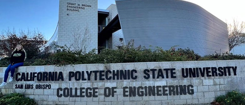 Frau vor California Polytechnic State University in San Luis Obispo, USA