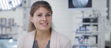 Frau in weissem Kittel