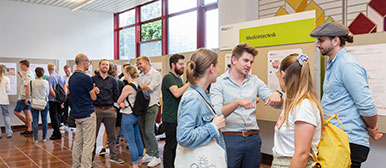 Leute stehen zusammen und sprechen miteinander