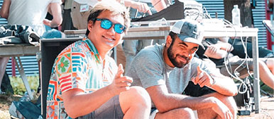 Zwei Studenten lachen in die Kamera