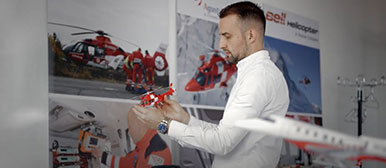 Mann hält Modellhelikopter