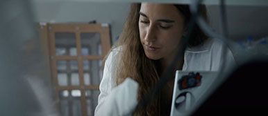 Frau in weissem Kittel